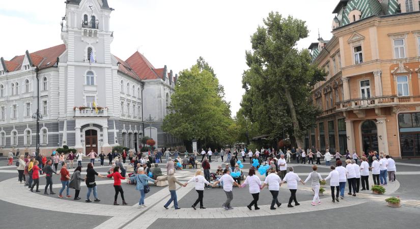 A Kossuth téren táncoltak az Alzheimer-kór ellen