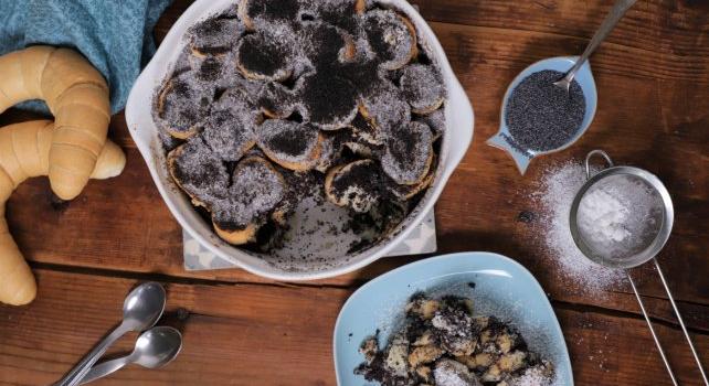 Mákos guba: a legegyszerűbb desszert szikkadt kifliből - íme a recept videón