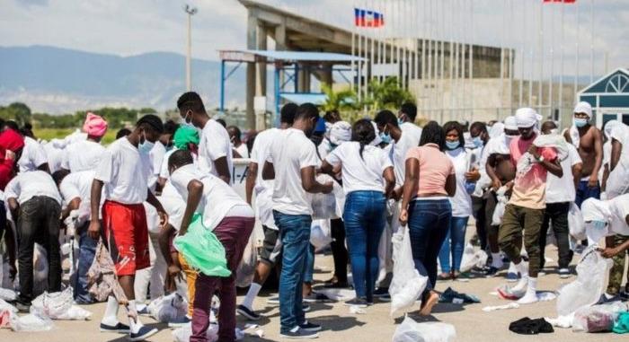 Káosz a reptéren: a haiti migránsok nem fogadták jól a deportálást