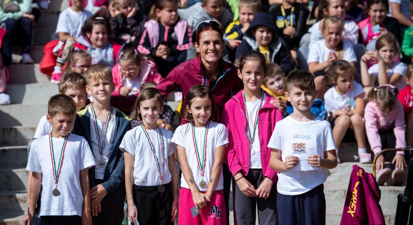 Lubics Szilvia adta át a díjakat a Hevesi-iskola futóversenyén