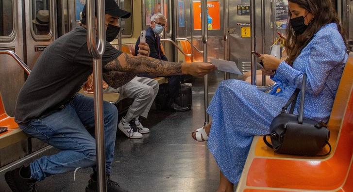 Egy amerikai művész idegeneket rajzol le a metrón, aztán levideózza a reakciójukat