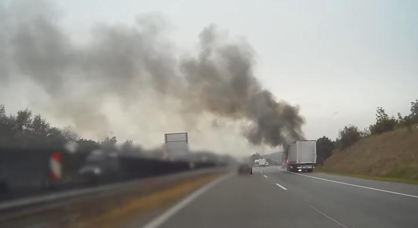Így emésztették fel a lángok az M1-esen kiégett kamiont (videó)