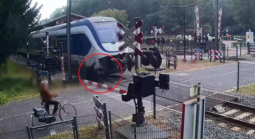 Rémisztő videón, ahogy centikre kerül a száguldó vonattól a síneken átszaladó nő