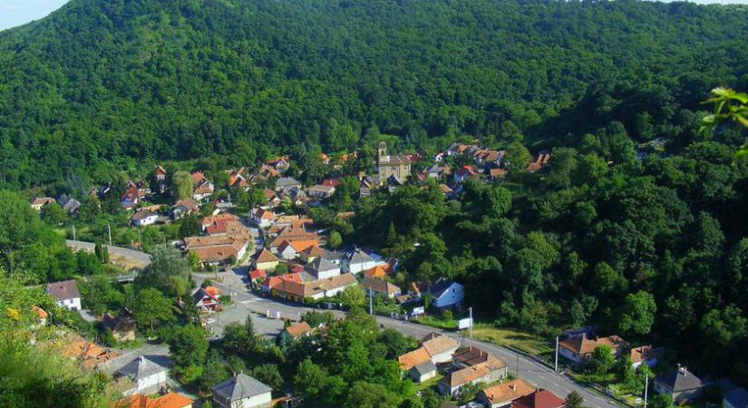 8 meseszép, völgyekben megbújó magyar falu: a gyönyörű Szarvaskő a Bükk lábánál húzódik