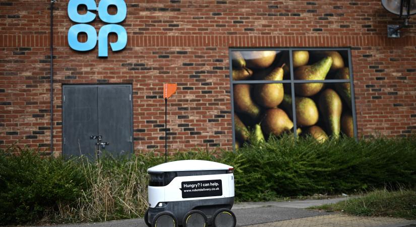 Kézbesítőrobotok könnyítik meg a bevásárlást az angliai Milton Keynesben