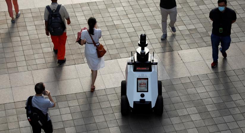 Robotzsaruk cirkálnak Szingapúr utcáin: szólnak, ha rosszul viselkedünk