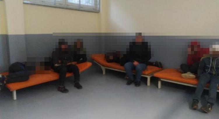 Oroszlányban üldözték a lógni próbáló embercsempészt, több migráns elszökött
