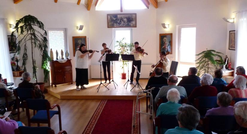 Időseknek tartott koncertet a Budapesti Fesztiválzenekar négy tagja Zalakomárban