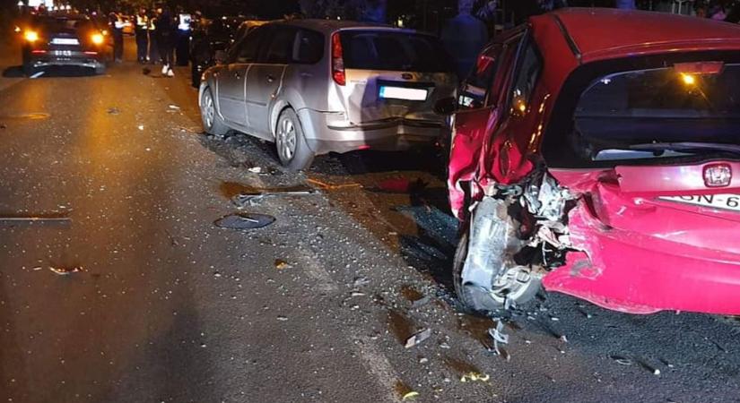 Fékezés nélkül csapódott az utcán parkoló autóknak a Volvo, 5 járművet tört össze a sofőr