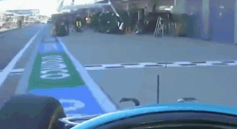 Videón, ahogy Lewis Hamilton felborította autójával a szerelőjét