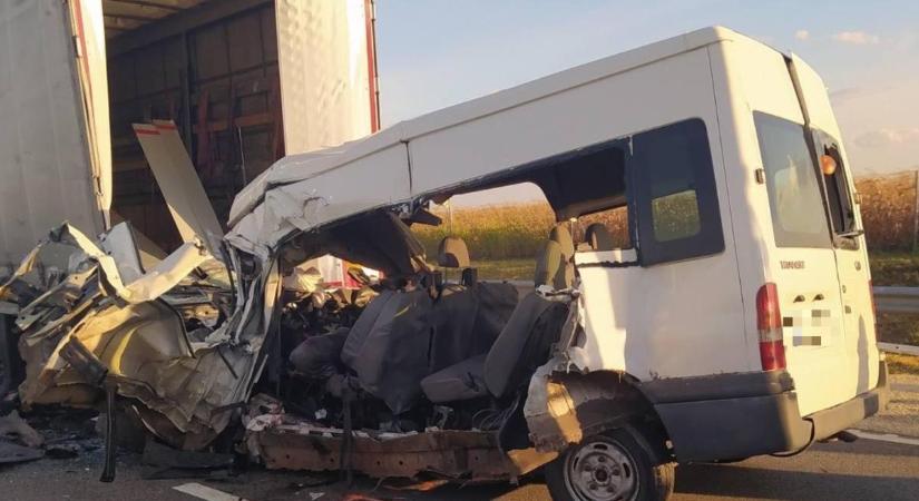 Szörnyű baleset, öten meghaltak Abonynál egy kisbuszban