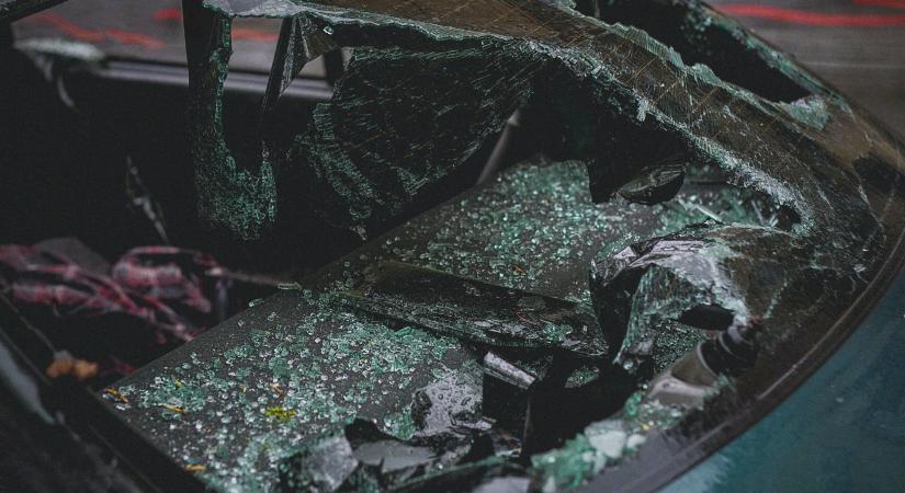 Brutális baleset Abonynál: pótkocsis teherautó alá szorult egy kisbusz, öten meghaltak