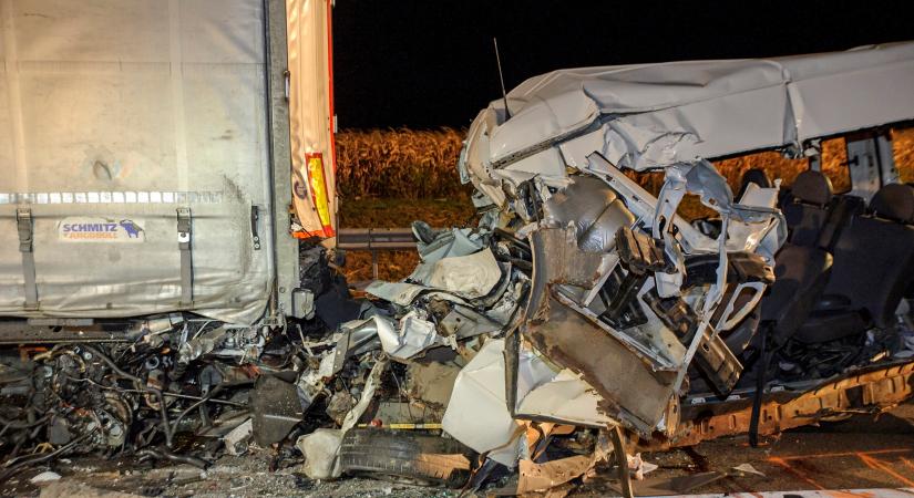 Tragédia Abonynál: szörnyethalt öt kárpátaljai vendgémunkás, miután kisbuszunk az álló kamionba csapódott