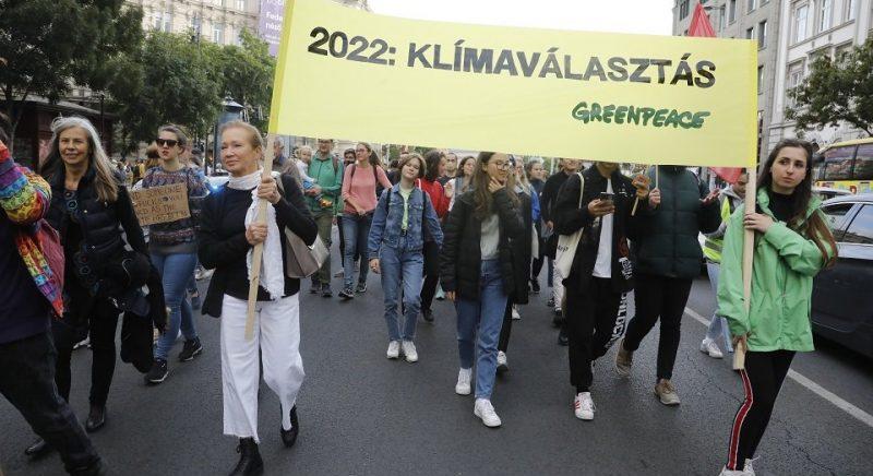 Udvaros Dorottyával együtt követeltek klímaválasztást a Kossuth téren