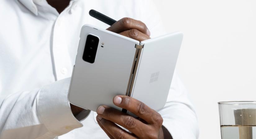 Igen drága móka a Microsoft új összehajtható mobilja, a Surface Duo 2
