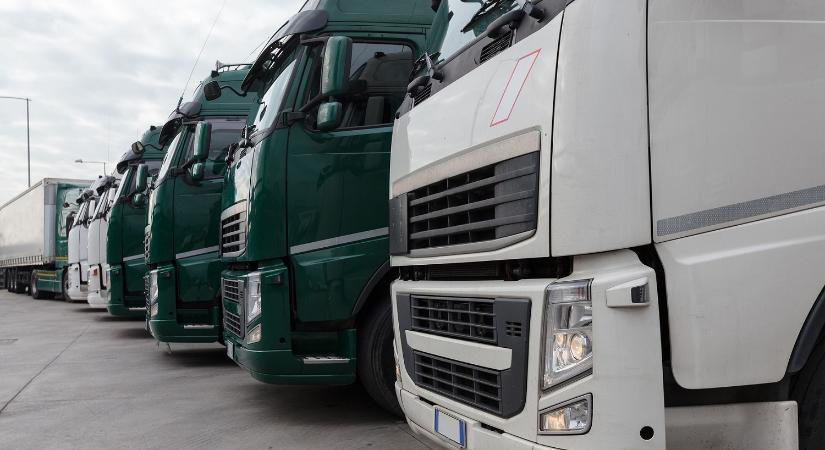 Fontos döntést hozott az EU a kamionparkolók ügyében