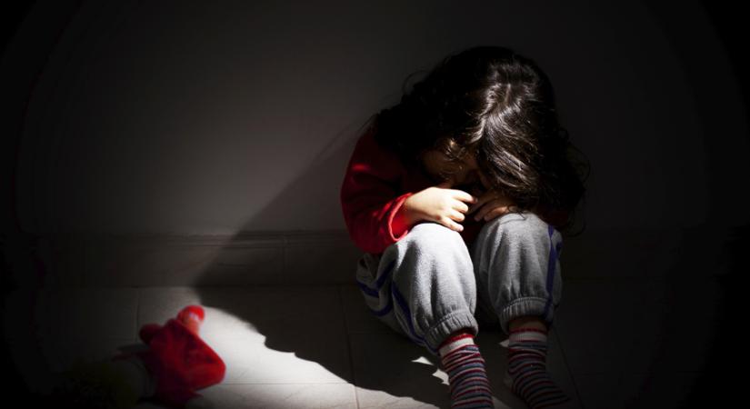 Kétéves kislányt molesztálhattak tizenkét évesek