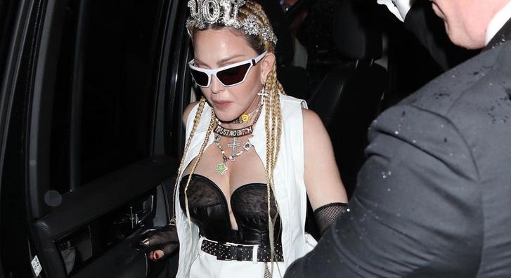 Madonna egy trágár feliratú hajpántban jelent meg nyilvánosan