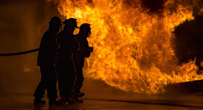 Három vízsugárral oltották el a nagykőrösi tüzet