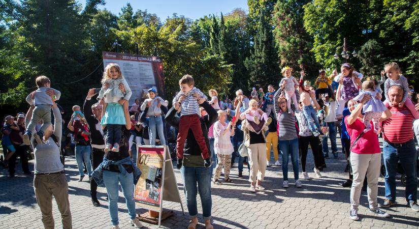 Több mint nyolcszázan vettek részt Veszprémben a gyermekemelésen