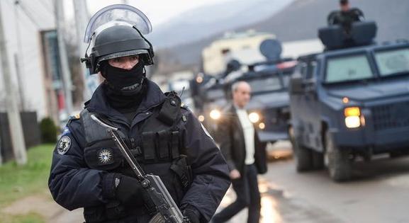 Kormányzati irodákat támadtak meg Koszovóban