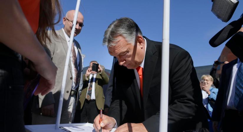 Egyetemi tanévnyitón kommunistázott Orbán, majd aláírta a saját petícióját