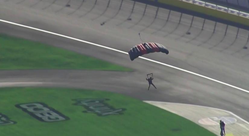 Ilyet még nem láttál: Ejtőernyővel érkezett a pályára egy NASCAR-pilóta Las Vegasban (VIDEÓK)