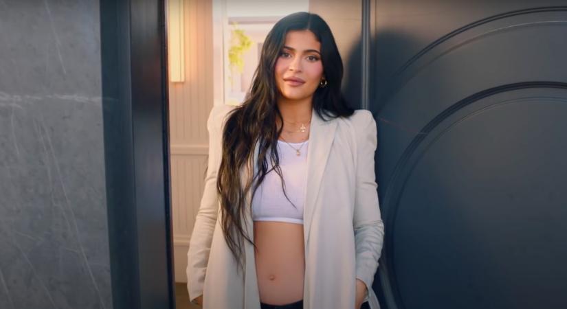 Kylie Jenner egészen apró felsőben mutatta meg terheshasát a Vogue videójában
