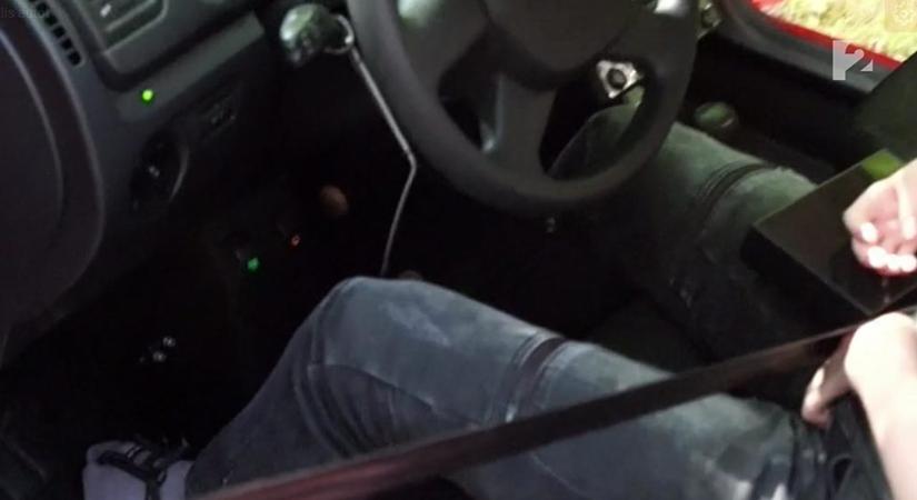 Lábával vezeti autóját az ízületi betegséggel küzdő Péter – videó