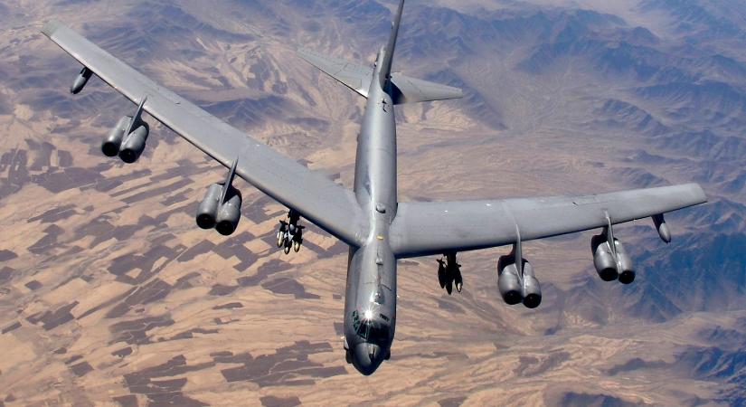Orosz vadászgépek kísérték az amerikai légierő bombázóját – állítólag megközelítette az orosz légteret