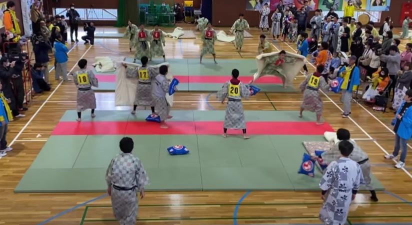 Japánban versenysport a párnacsata, így néz ki egy mérkőzés – videó