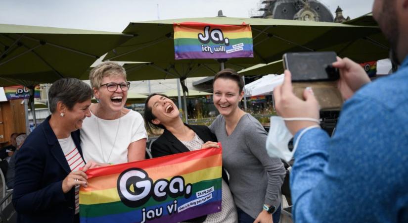 Megszavazták a melegházasság engedélyezését Svájcban