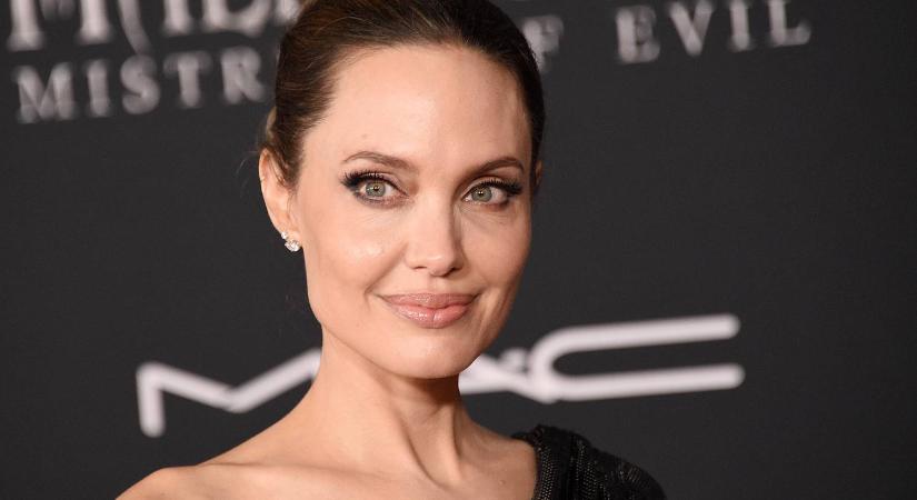 Egyre több jel utal arra, hogy Angelina Jolie-ra újra rátalált a szerelem