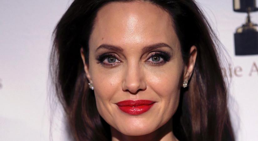 Angelina Jolie újra szerelmes? A 31 éves énekessel ismét együtt vacsorázott