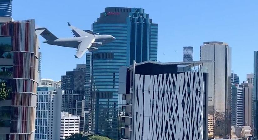 Az ausztrál légierő teherszállítója hajmeresztően közel repült az épületekhez Brisbane-ben