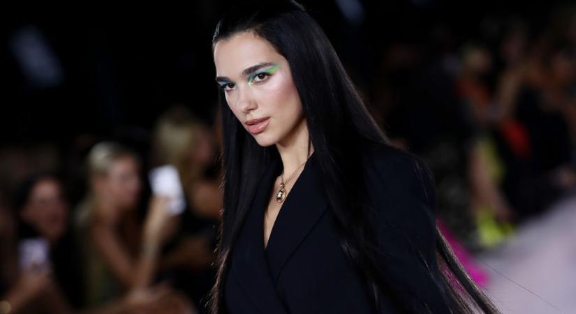 Dua Lipa modellként debütált a Versace kifutóján