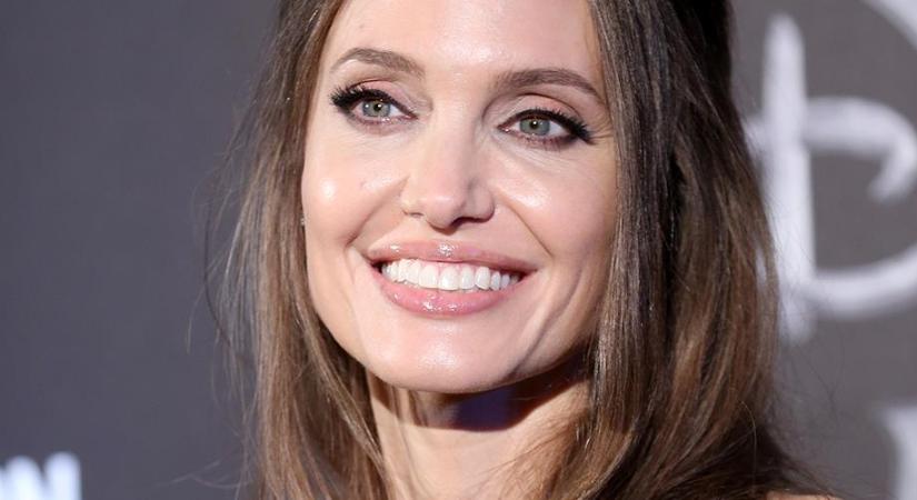 Nem fogja elhinni, kivel randizik Angelina Jolie