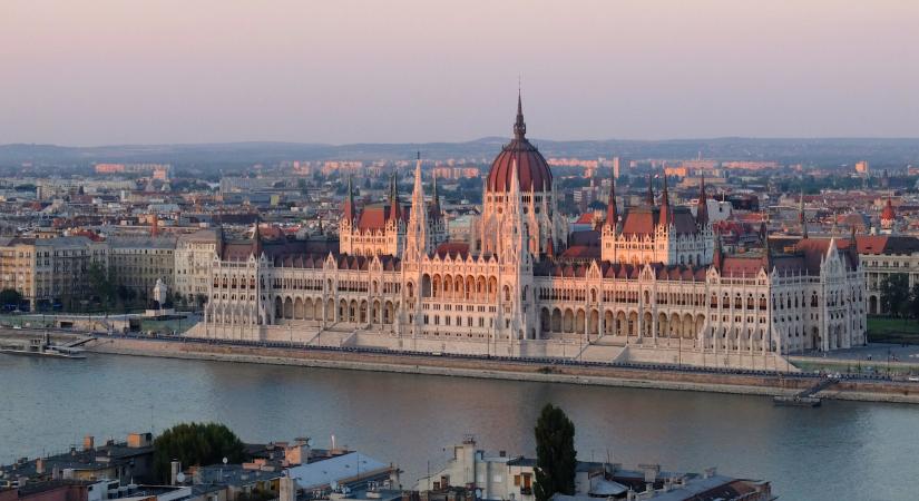 Megszavazták: januárig biztosan marad a COVID-veszélyhelyzet Magyarországon