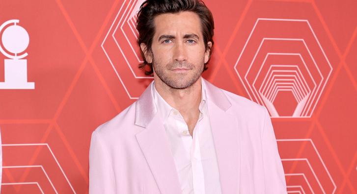 Jake Gyllenhaal még egy rózsaszín öltöny szettben is jól néz ki