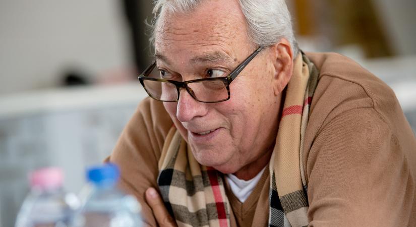 “Eljátszom a telefonkönyvet, sőt a vasúti menetrendet is” – Benedek Miklós 75 éves