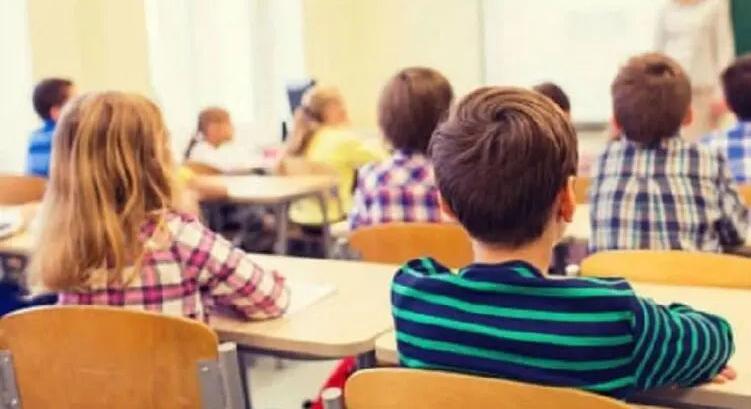 A vörös karanténövezetekben az iskolák csak a személyzet 100 százalékos oltottsága mellett működhetnek – Rogova