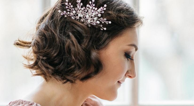 Rövid hajból is készülhet elegáns esküvői frizura: irtó nőies variációkat mutatunk