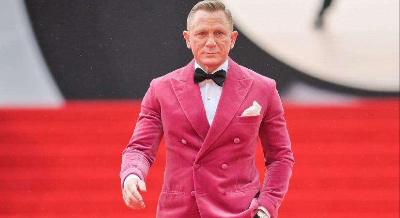 Daniel Craig pink bársonyzakóban érkezett meg a Nincs idő meghalni premierjére