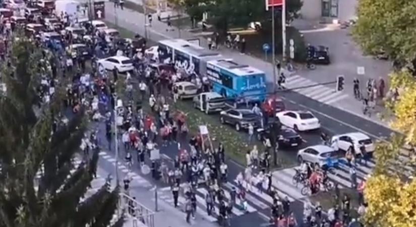 Több ezren tüntettek Szlovéniában a járványügyi intézkedések ellen (videók)