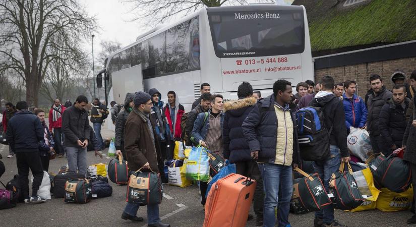 Már most megteltek a holland migránstáborok, de tízből hét ember még több afgánt szeretne befogadni