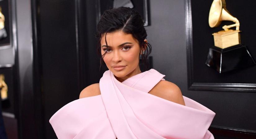 Kylie Jenner saját márkás fürdőruhái nem csak drágák, de botrányosan rossz minőségűek is