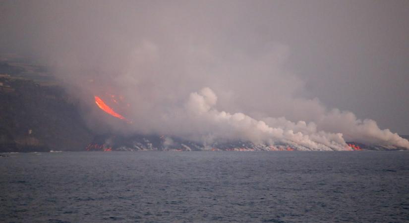 A tíz napja szakadatlanul dühöngő vulkán miatt már tíz hektárral megnőtt egy sziget
