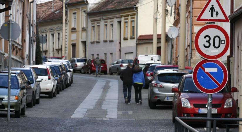 Még négyszázan sem szavaztak, a parkolási rendelet módosításáról lesz közmeghallgatás Pécsen