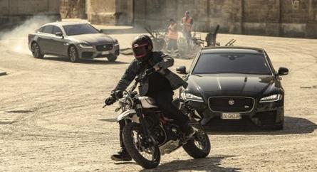 Videó: Jaguar XF-fekkel száguldoznak az új Bond-film rosszfiúi Olaszország déli részén