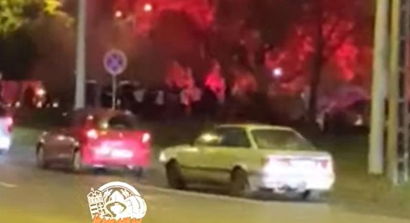 Videó: 120 szurkoló verekedett a nyílt utcán Debrecenben, a petárdaesőben